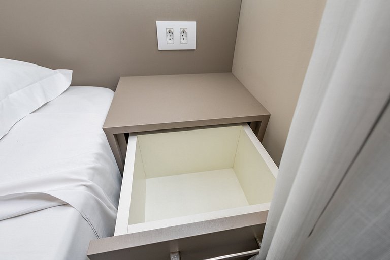 Apto de 1Q perto do Teatro Guaira - NEW0403