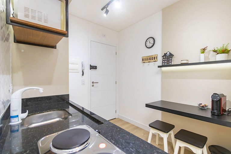 Studio em prédio com piscina no centro - LOG0311