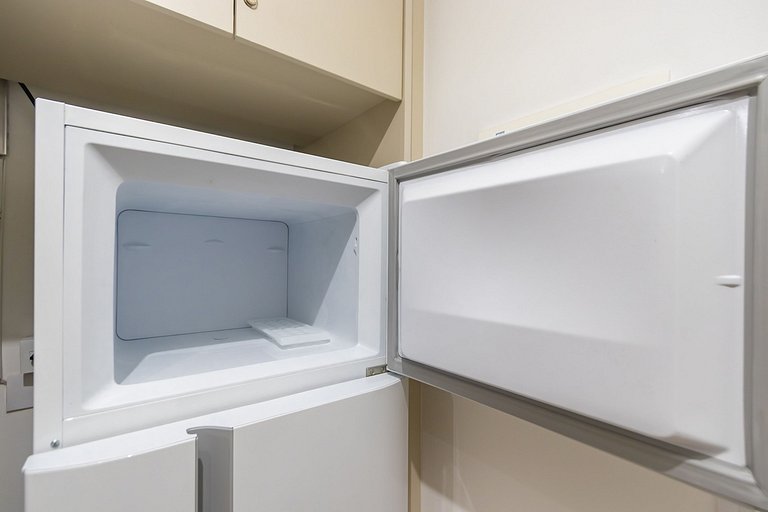 Studio em prédio com piscina no centro - LOG0311