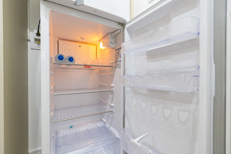 Studio em prédio com piscina no centro - LOG0311