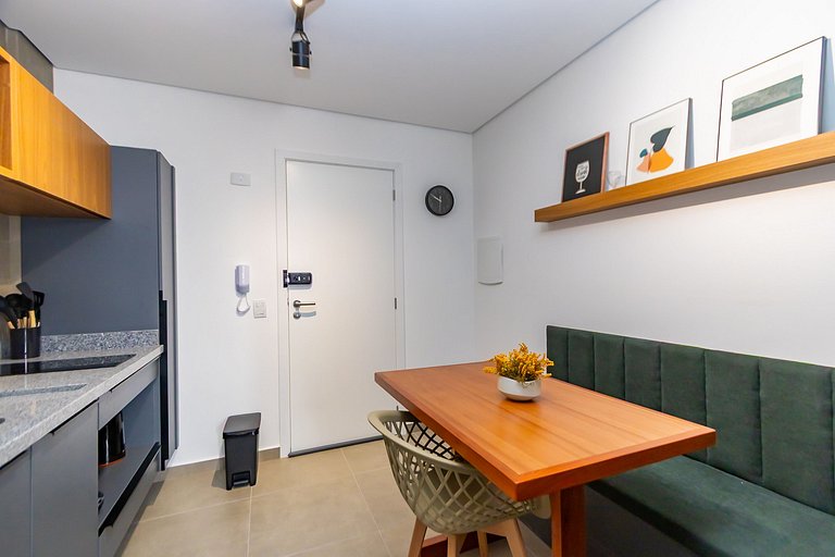 Studio com 2 camas de casal e garagem - EIX0805