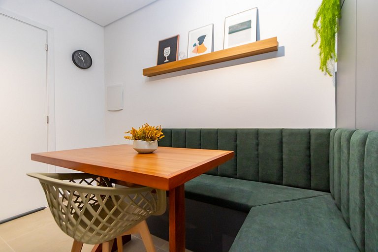 Studio com 2 camas de casal e garagem - EIX0805