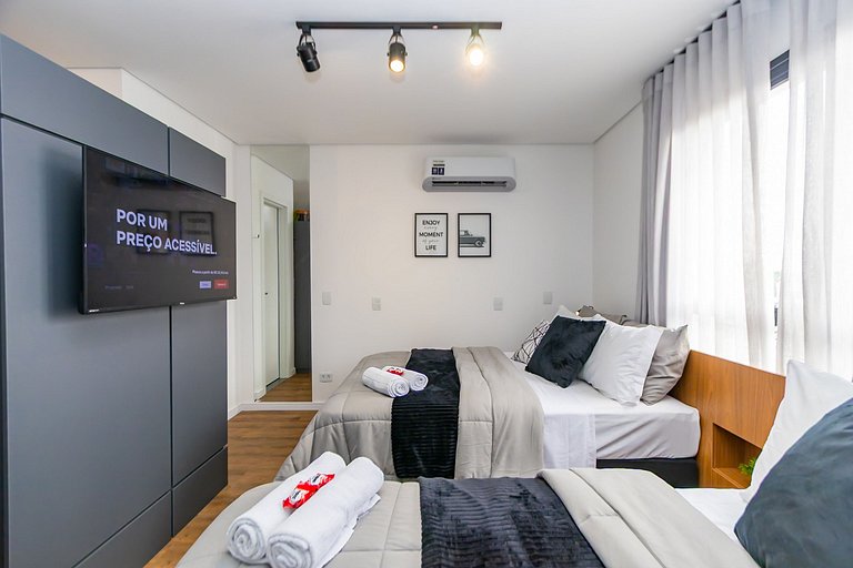 Studio com 2 camas de casal e garagem - EIX0805