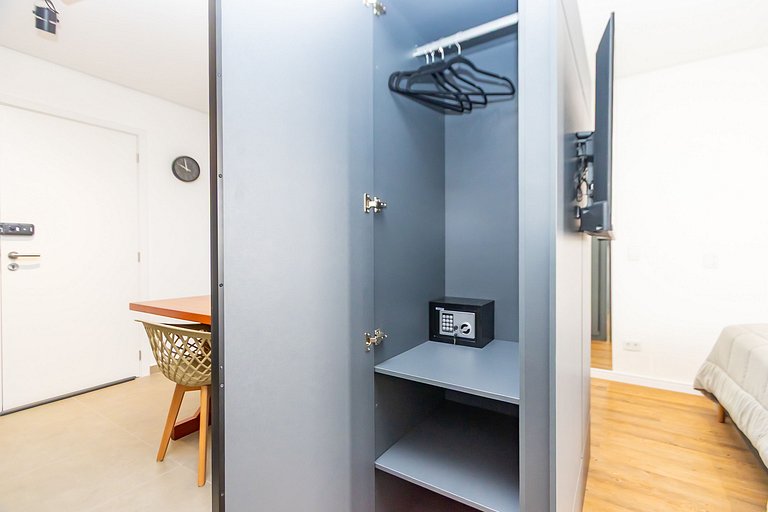 Studio com 2 camas de casal e garagem - EIX0805