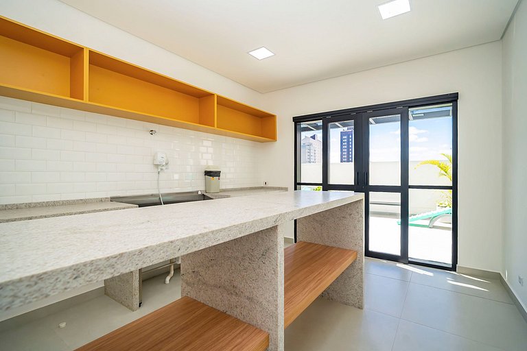 Studio Completo em condomínio com piscina -IBI0710