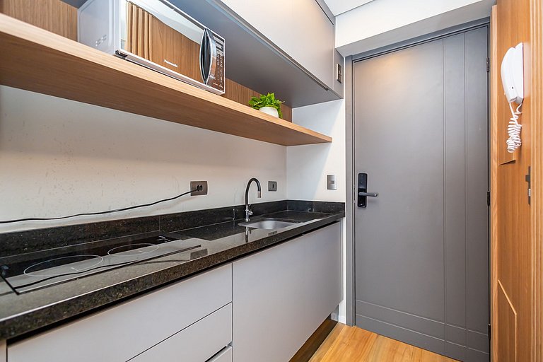 Studio Completo com garagem no Água Verde -VBE1508