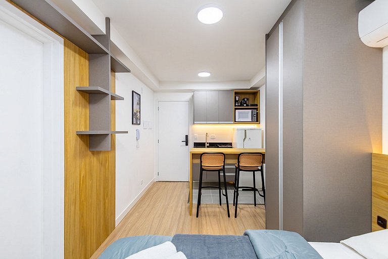 Studio Completo em condomínio com piscina -IBI1204