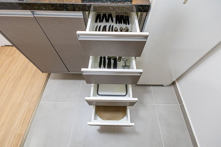 Studio Completo em condomínio com piscina -IBI1204