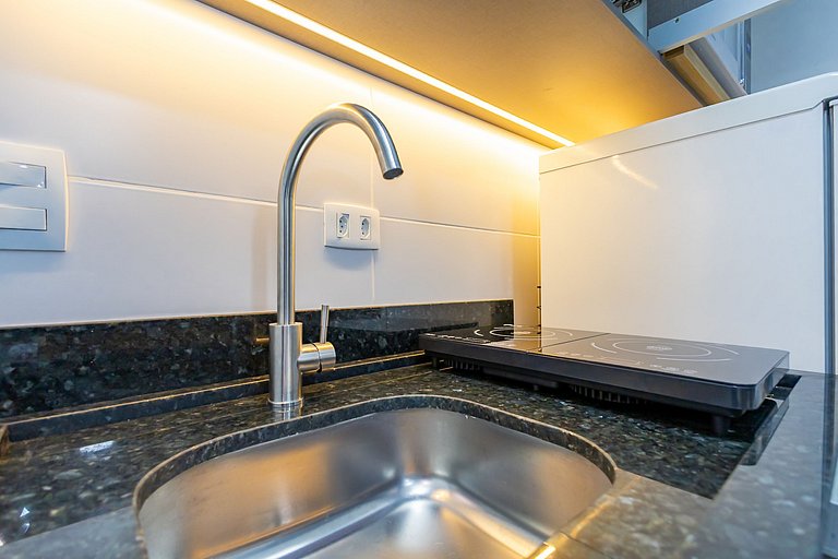 Studio Completo em condomínio com piscina -IBI1204