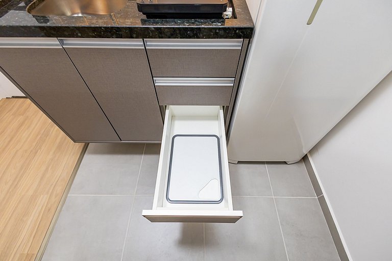 Studio Completo em condomínio com piscina -IBI1204