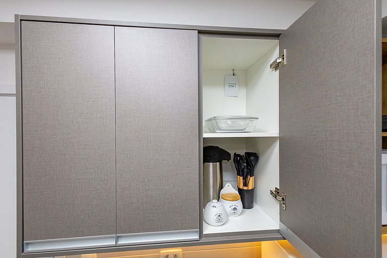Studio Completo em condomínio com piscina -IBI1204