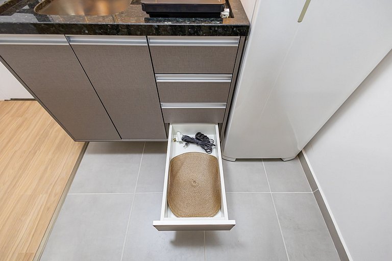 Studio Completo em condomínio com piscina -IBI1204