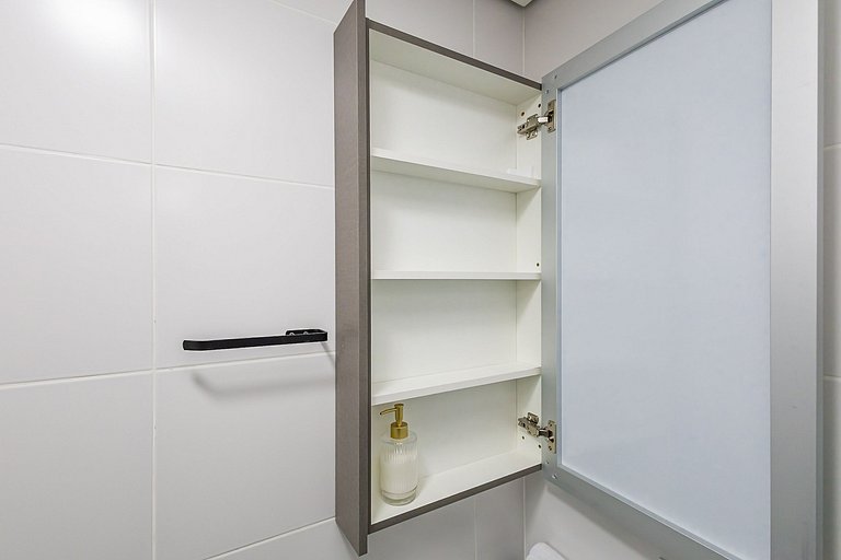 Studio Completo em condomínio com piscina -IBI1204