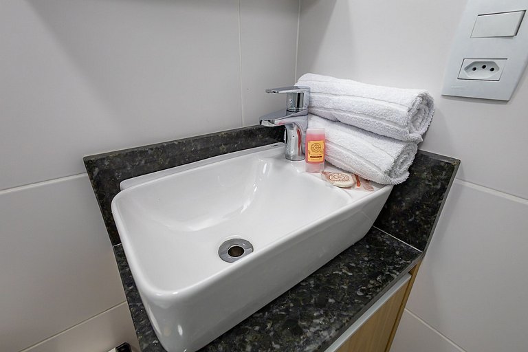 Studio Completo em condomínio com piscina -IBI1204