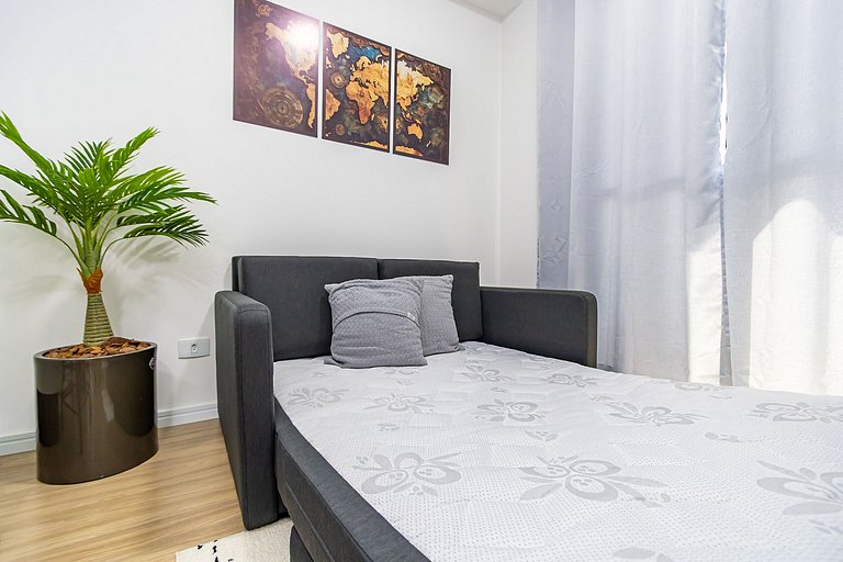 Apartamento de 2q em Prédio com Piscina - IBI0701