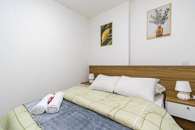 Apartamento de 2q em Prédio com Piscina - IBI0701