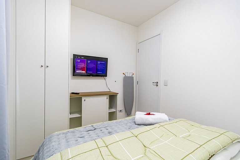 Apartamento de 2q em Prédio com Piscina - IBI0701