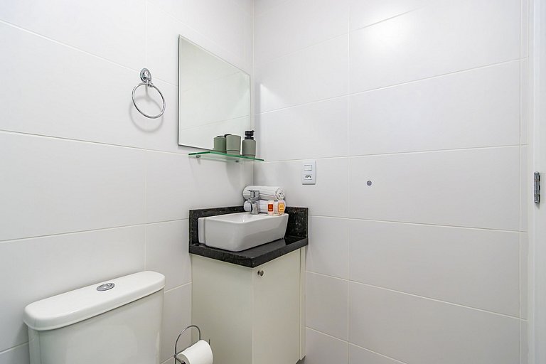 Apartamento de 2q em Prédio com Piscina - IBI0701