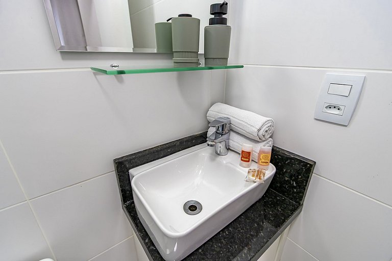 Apartamento de 2q em Prédio com Piscina - IBI0701