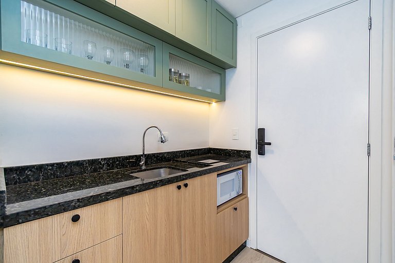 Studio Super Completo Com Sacada no Centro-MAN0410