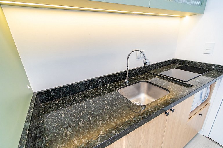 Studio Super Completo Com Sacada no Centro-MAN0410