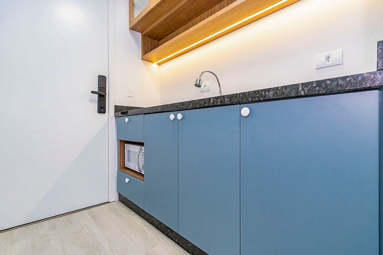 Studio Super Completo Com Sacada no Centro-MAN1005