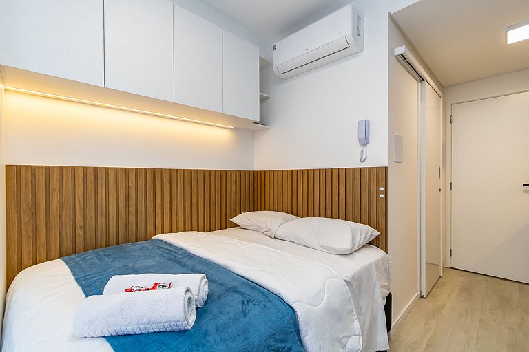 Studio Super Completo Com Sacada no Centro-MAN1005