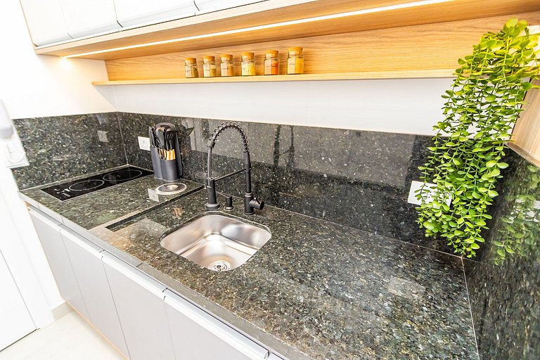 Studio Completo com Garagem no Batel - SOH0303