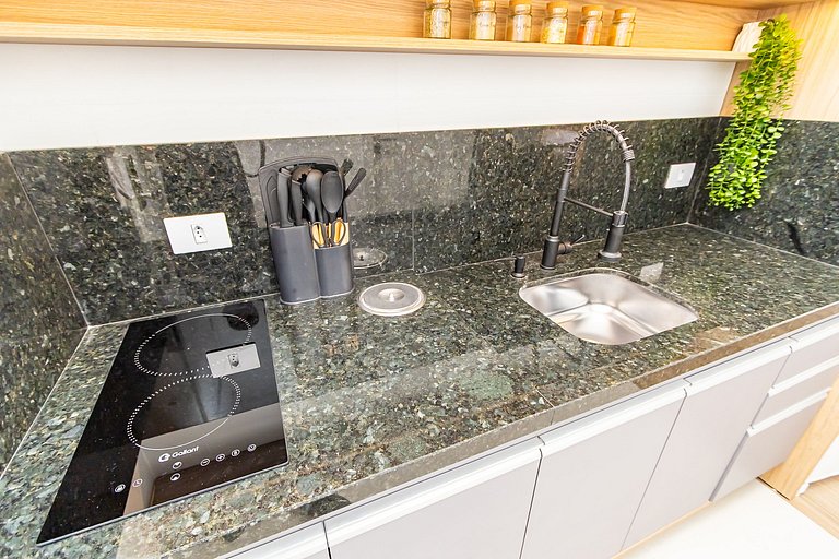 Studio Completo com Garagem no Batel - SOH0303