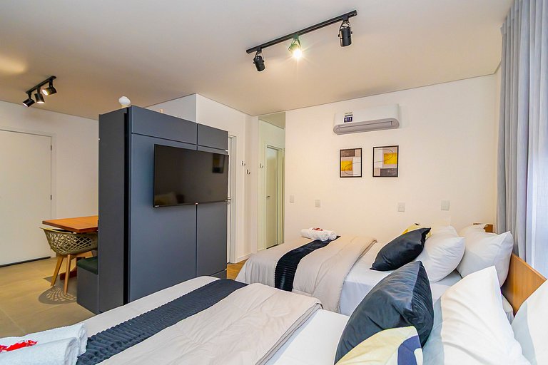 Studio com 2 Camas de Casal e Garagem - EIX0705