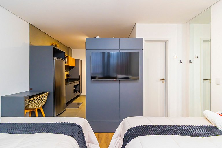 Studio com 2 Camas de Casal e Garagem - EIX0705