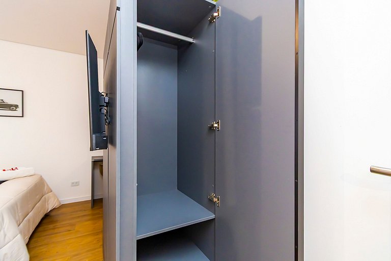 Studio com 2 Camas de Casal e Garagem - EIX0705