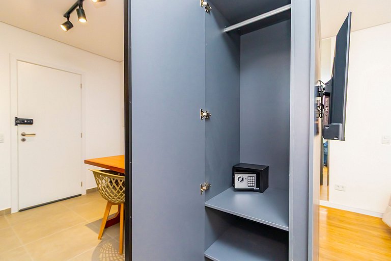 Studio com 2 Camas de Casal e Garagem - EIX0705