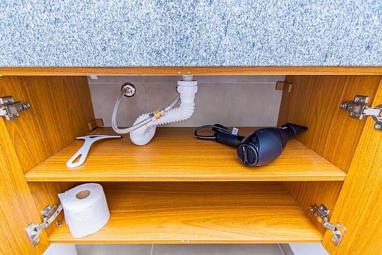 Studio com 2 Camas de Casal e Garagem - EIX0705