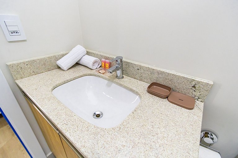 Studio em Prédio com Piscina no Portão - DOR0509B