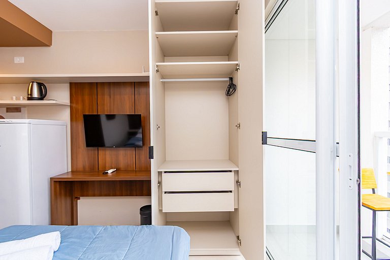 Studio Completo com Sacada no Centro - MAN0719