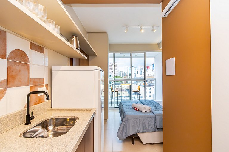 Studio Completo com Sacada no Centro - MAN0719