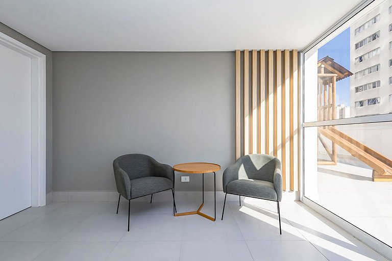 Studio Completo com Sacada no Centro - MAN0719