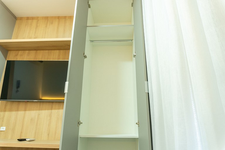 Studio com vista para o Centro de Curitiba-MAN1707