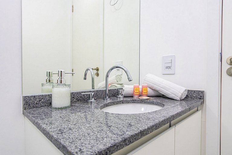 Apto ensolarado no centro, perto de tudo - CNA0706