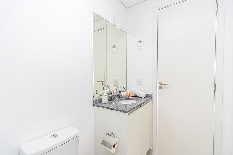 Apto ensolarado no centro, perto de tudo - CNA0706