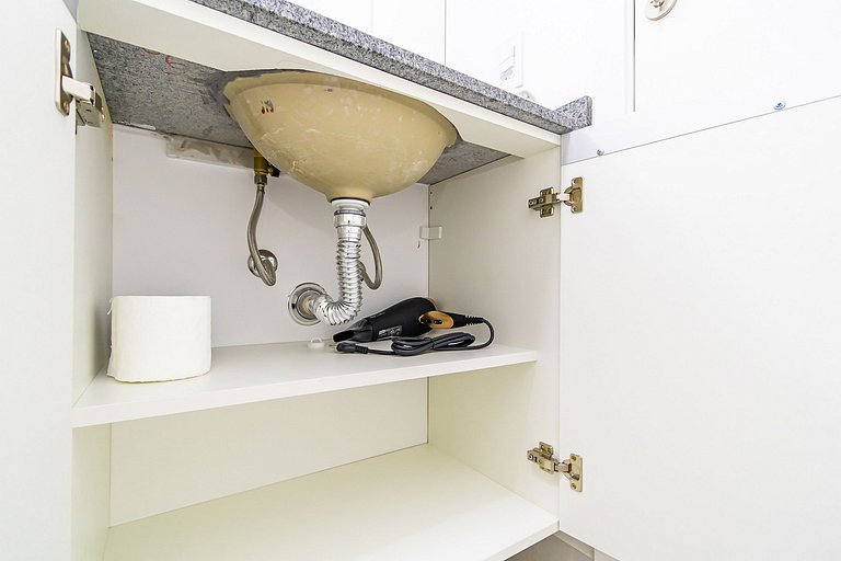 Apto ensolarado no centro, perto de tudo - CNA0706