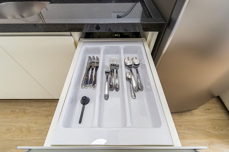 Apto ensolarado no centro, perto de tudo - CNA0706