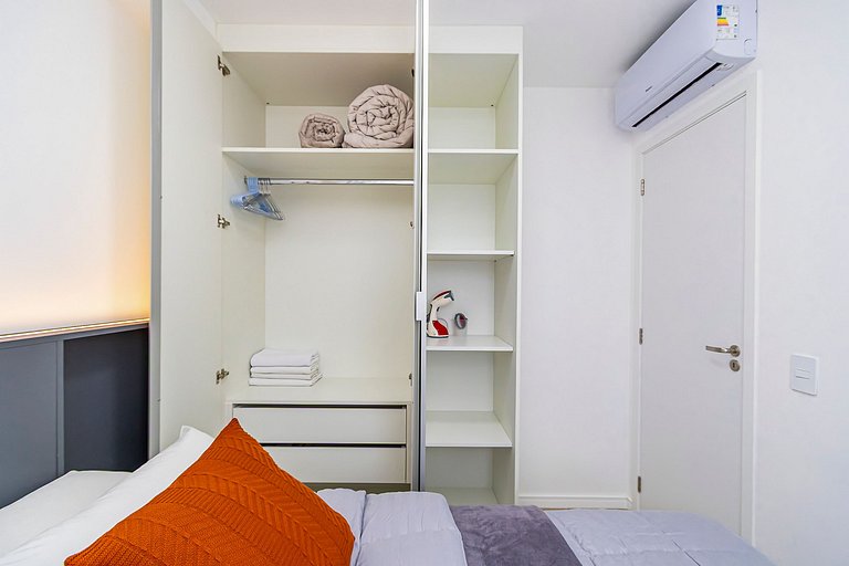 Apto ensolarado no centro, perto de tudo - CNA0706