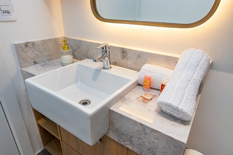 Apartamento refinado em prédio com piscina-TEM0403