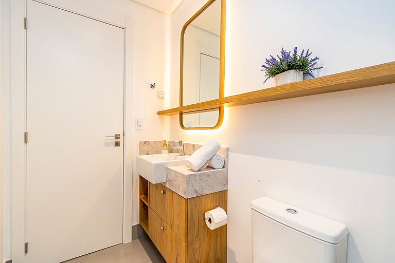 Apartamento refinado em prédio com piscina-TEM0403