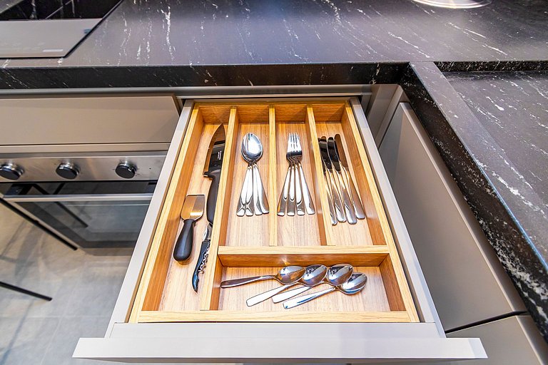 Apartamento refinado em prédio com piscina-TEM0403