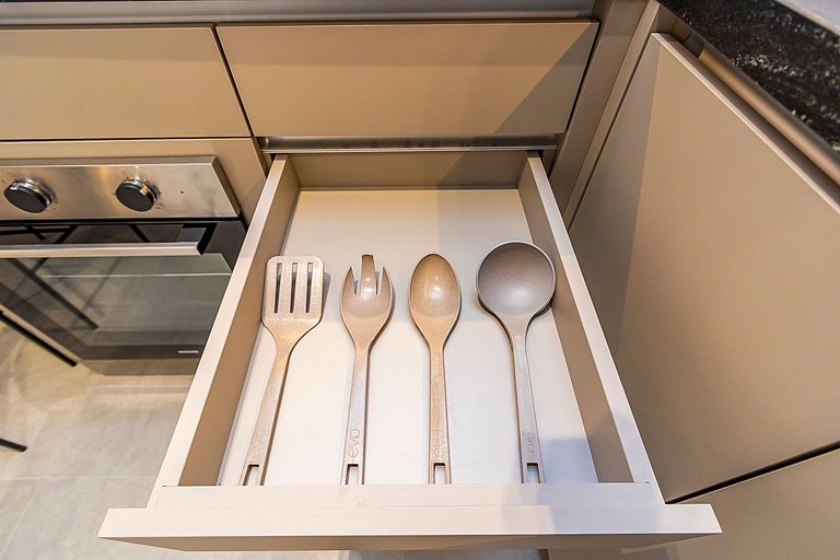 Apartamento refinado em prédio com piscina-TEM0403