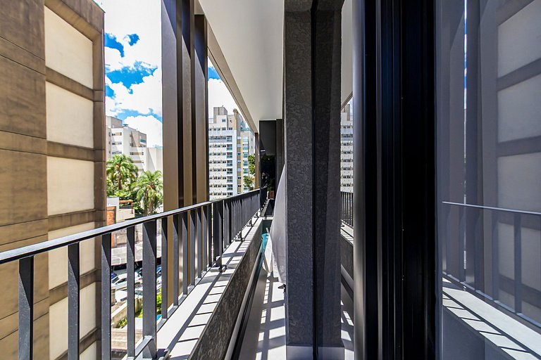 Apartamento refinado em prédio com piscina-TEM0403