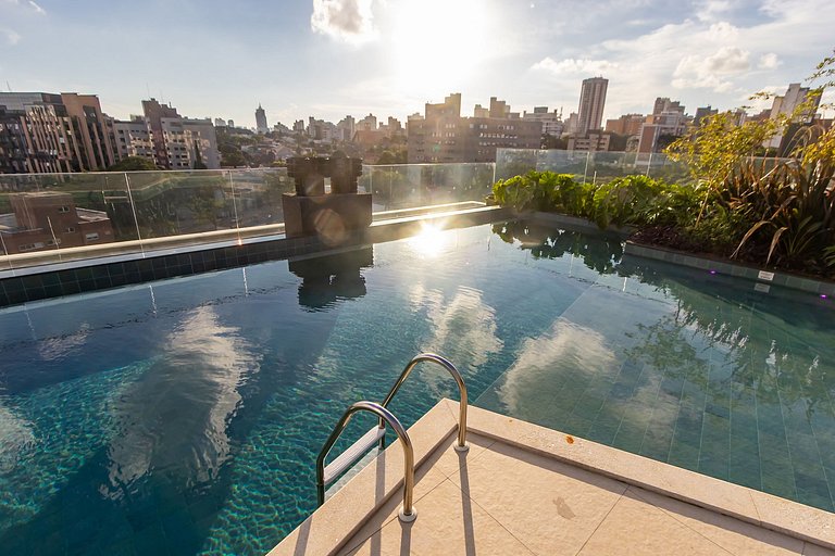 Apartamento refinado em prédio com piscina-TEM0403
